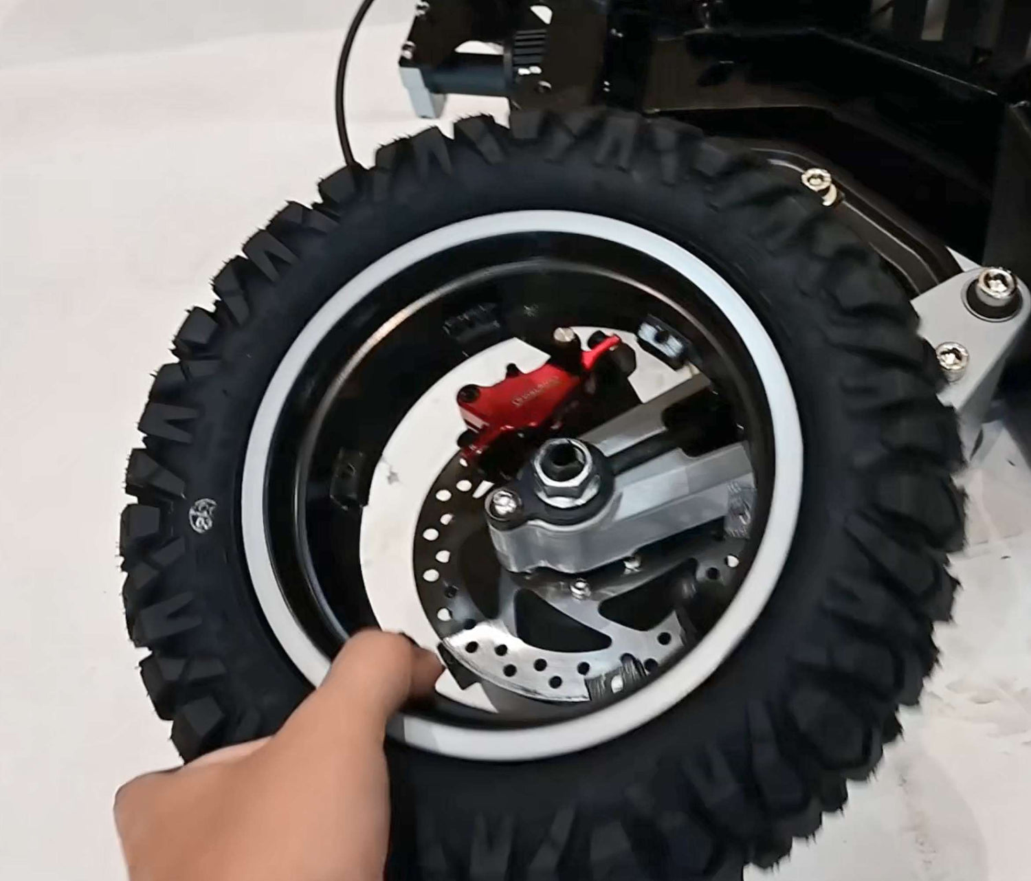 Close-up of the tool-free quick-release wheel design on the single-sided swingarm of Glidezone GD83.