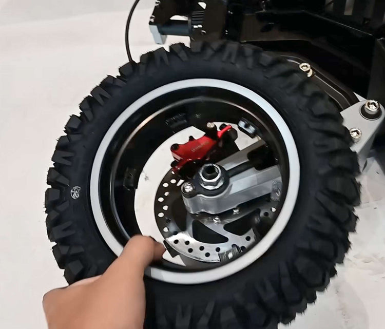 Close-up of the tool-free quick-release wheel design on the single-sided swingarm of Glidezone GD83.