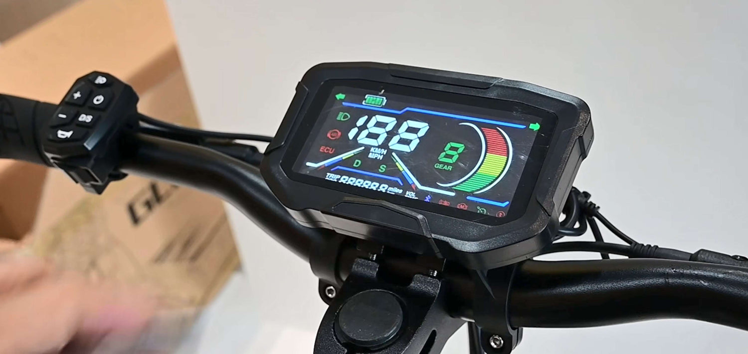 Close-up shot of the Glidezone GD83 smart LCD display power-on screen showing speed and battery indicators.